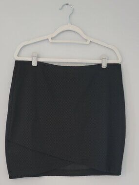 H&M Black Textured Tulip Hem Mini Skirt NWT Size Large